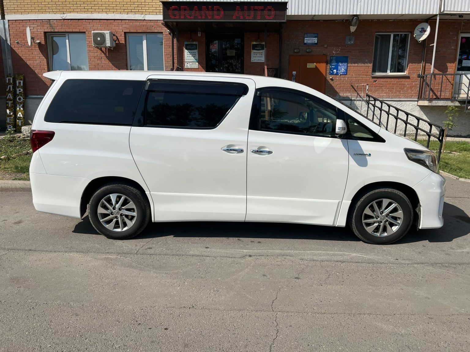 Аренда alphard с водителем. Тойота альфард гибрид. Тойота альфард 2020. Альфард гибрид 2006. Toyota Alphard Hybrid с прицепом.